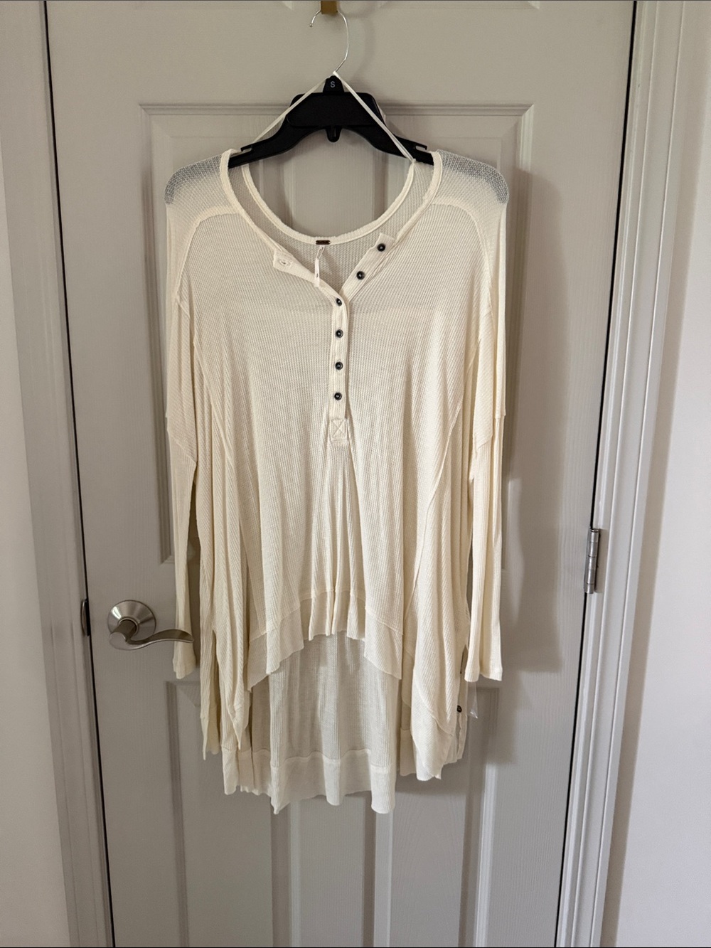 Long sleeved hi-low shirt